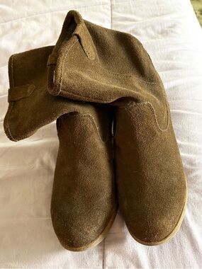 UGG Brown Suede Boots 👢